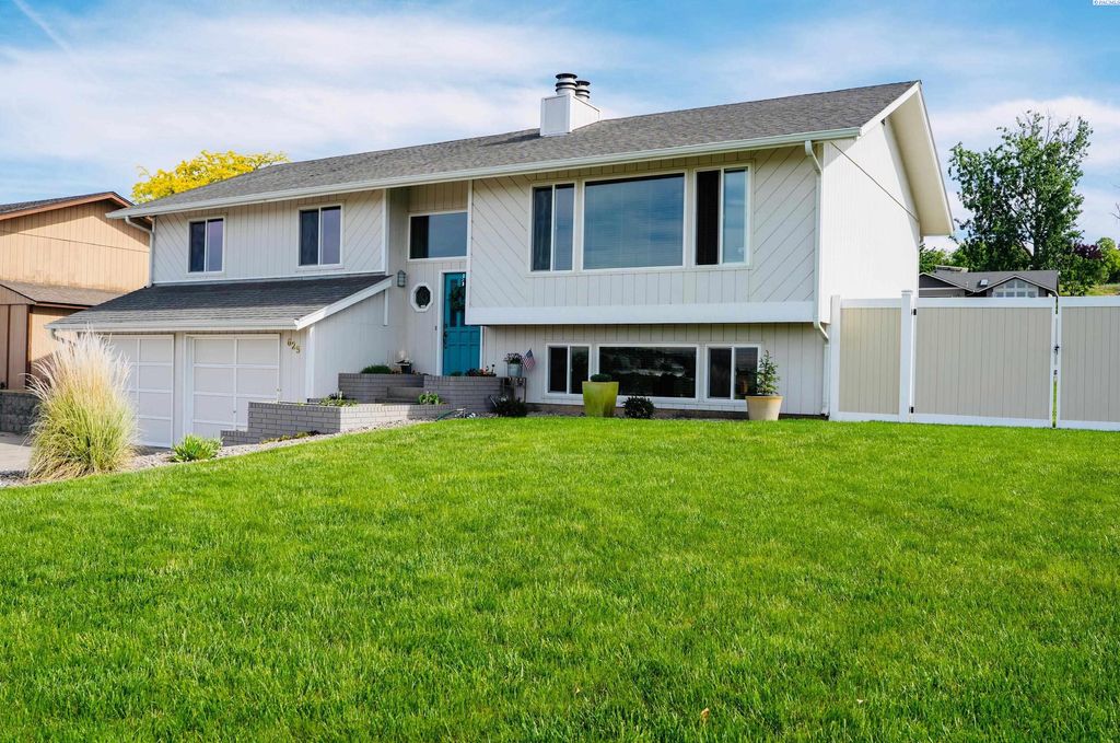 Photo of 625 NW Crescent Ave, Sunnyside, WA 98944 (MLS # 290790)