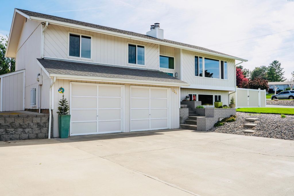 Photo of 625 NW Crescent Ave, Sunnyside, WA 98944 (MLS # 290790)