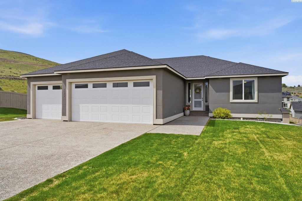 Photo of 1075 Klamath Court, Richland, WA 99352 (MLS # 292343)