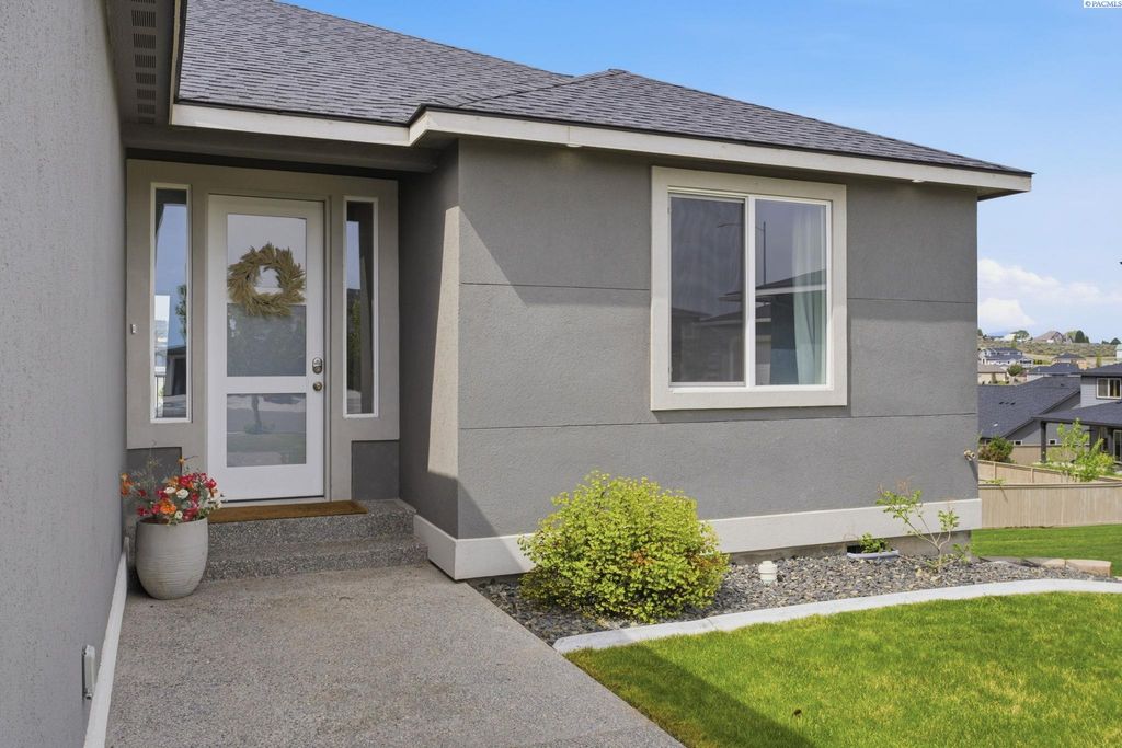 Photo of 1075 Klamath Court, Richland, WA 99352 (MLS # 292343)