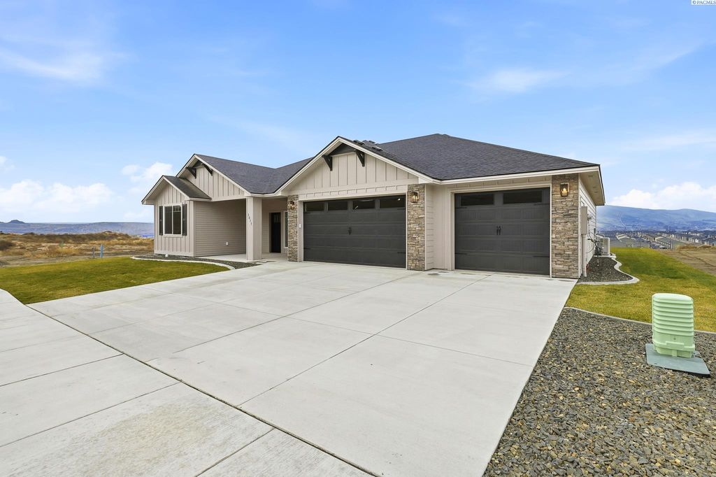 Photo of 1017 Thebes St, West Richland, WA 99353 (MLS # 289201)