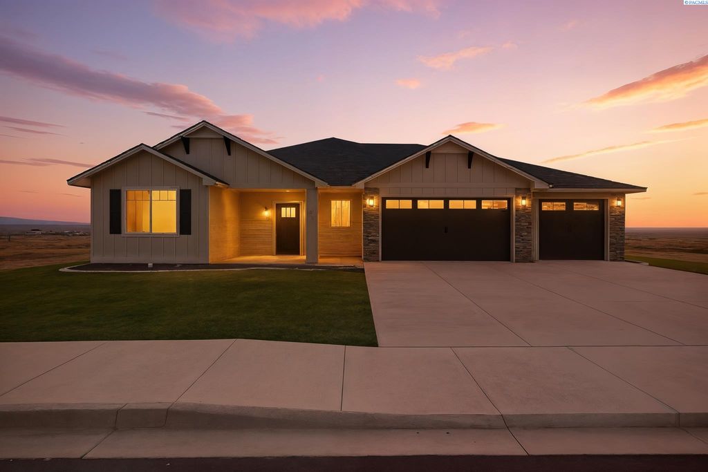 Photo of 1017 Thebes St, West Richland, WA 99353 (MLS # 289201)