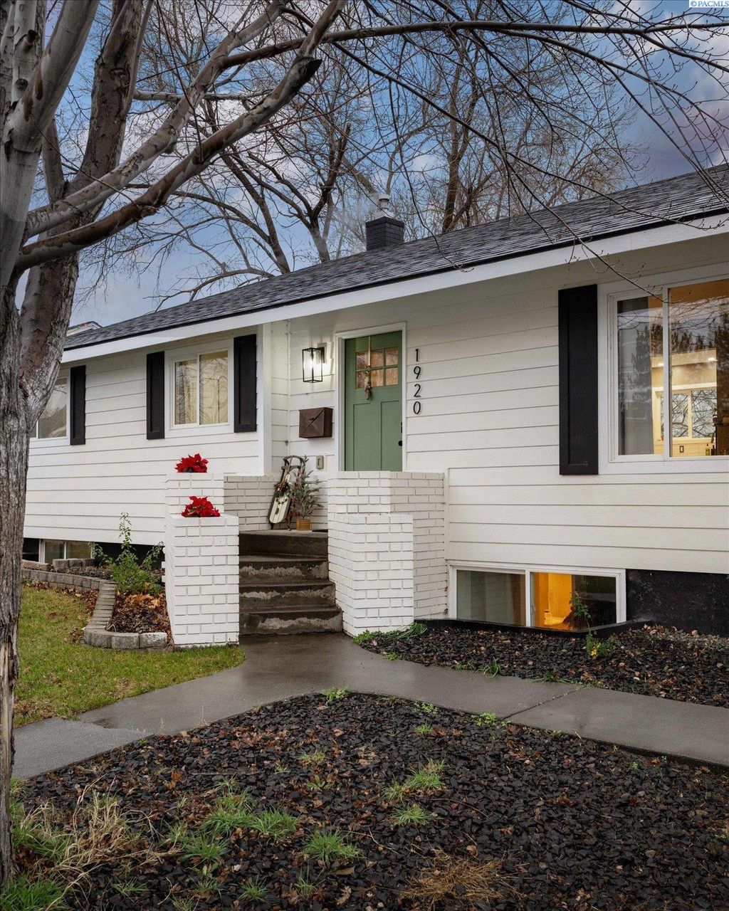 Photo of 1920 Everest Ave, Richland, WA 99354 (MLS # 289545)