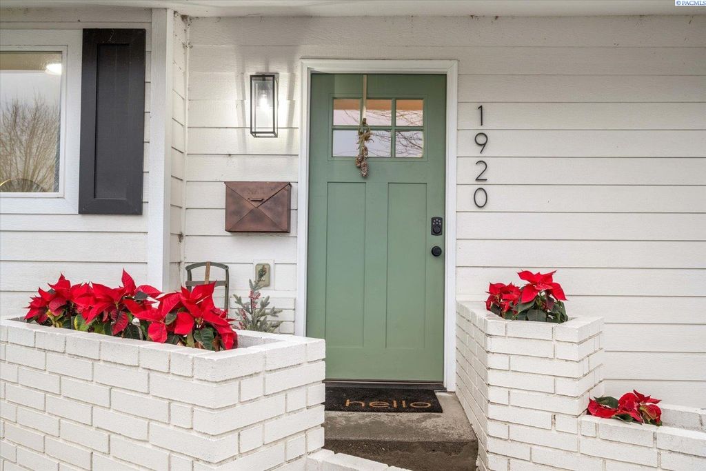 Photo of 1920 Everest Ave, Richland, WA 99354 (MLS # 289545)