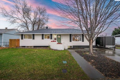 Photo of 1920 Everest Ave, Richland, WA 99354 (MLS # 289545)