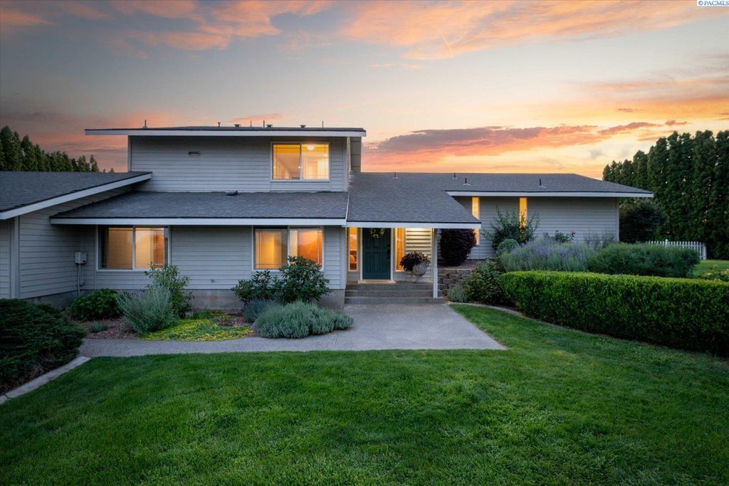 Photo of 590 Mcdonald Dr, Pasco, WA 99301 (MLS # 289959)