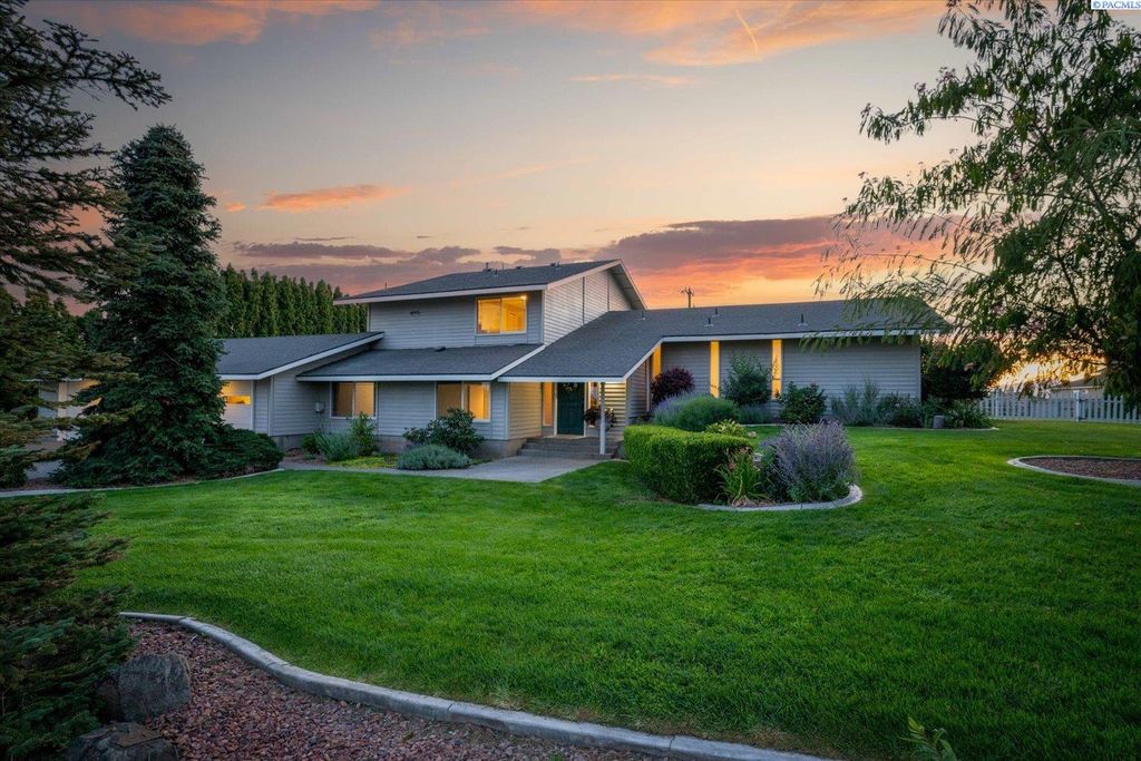 Photo of 590 Mcdonald Dr, Pasco, WA 99301 (MLS # 289959)