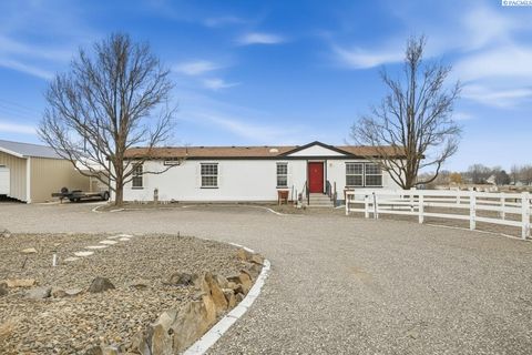 Photo of 44004 E Mountain Pl, Benton City, WA 99320 (MLS # 289893)