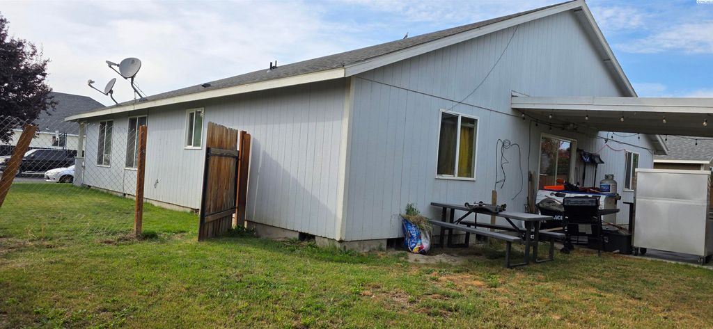 Photo of 1616 Bountiful Ave, Sunnyside, WA 98944 (MLS # 287347)