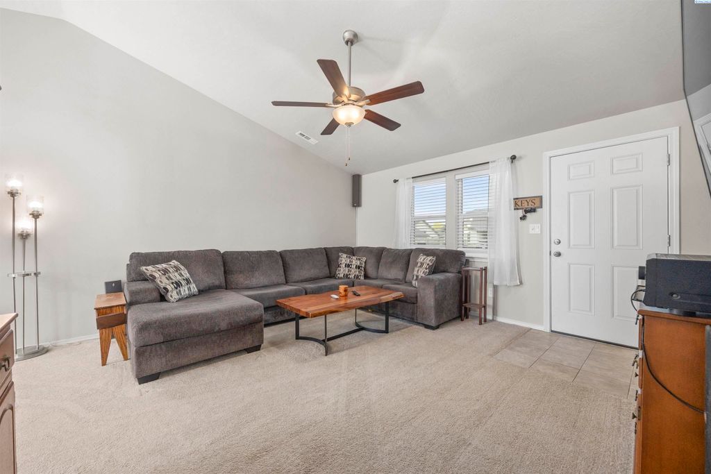 Photo of 112 Bitters Loop, Grandview, WA 98930 (MLS # 291531)