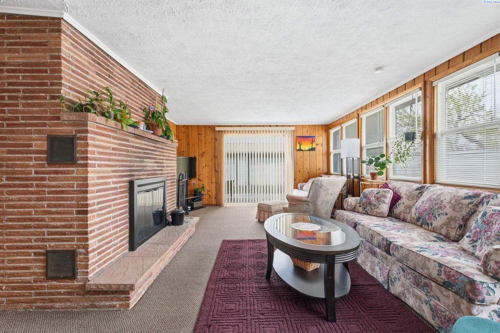 Photo of 903 E 27th Ave, Kennewick, WA 99337 (MLS # 292421)