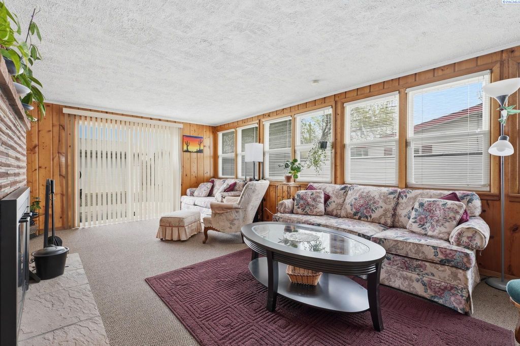 Photo of 903 E 27th Ave, Kennewick, WA 99337 (MLS # 292421)