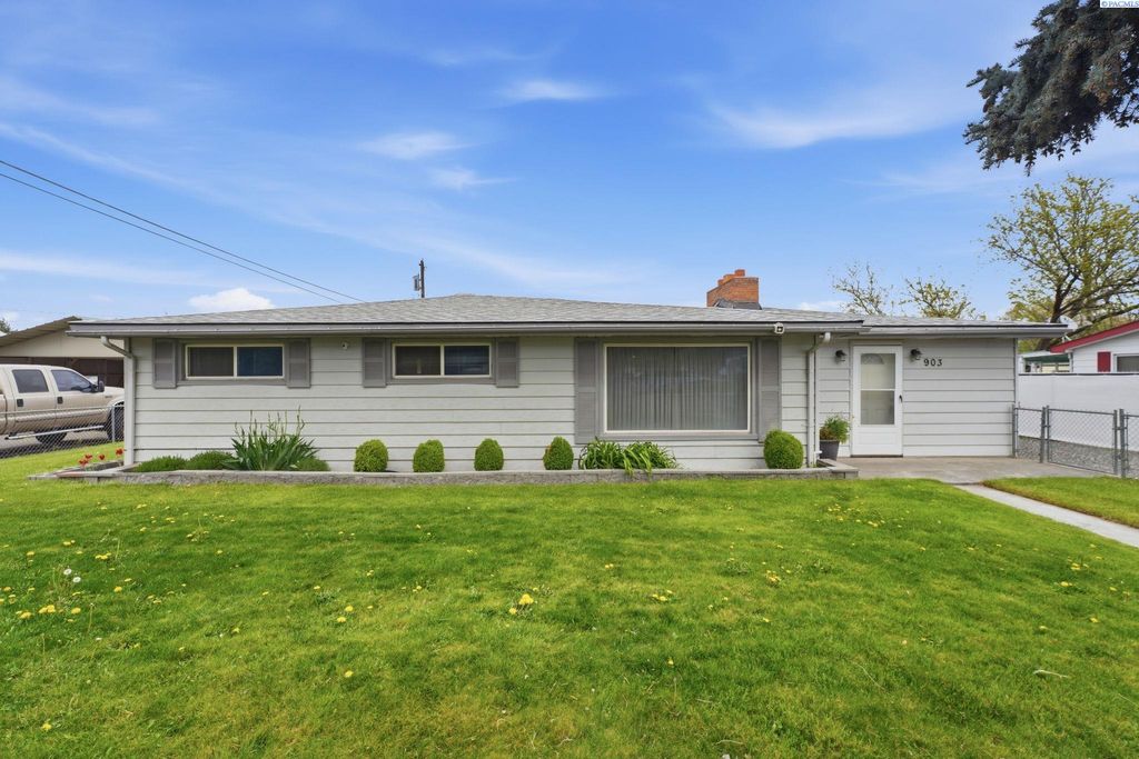 Photo of 903 E 27th Ave, Kennewick, WA 99337 (MLS # 292421)