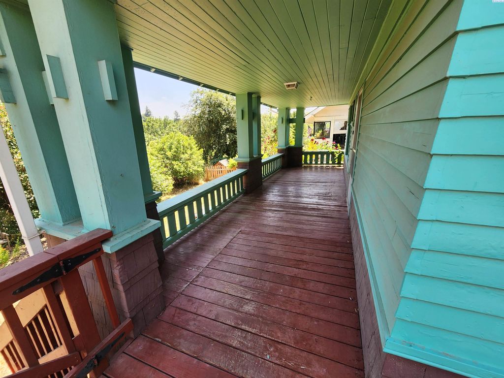 Photo of 206 S West St, Colfax, WA 99111 (MLS # 285298)