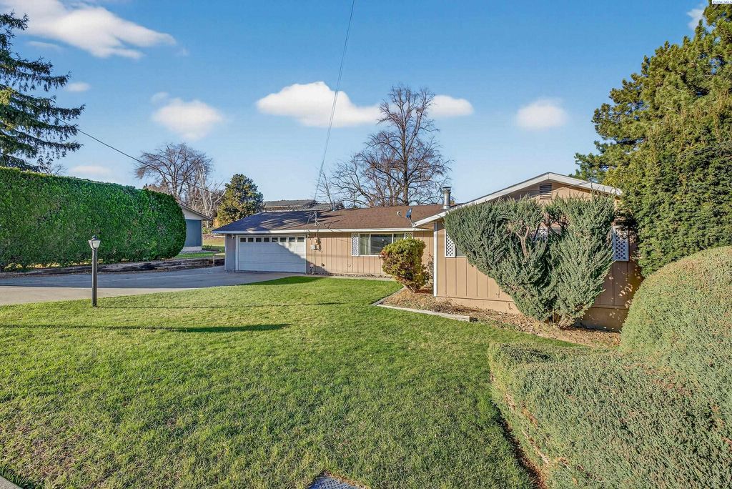 Photo of 833 Taylor St, Sunnyside, WA 98944 (MLS # 289741)