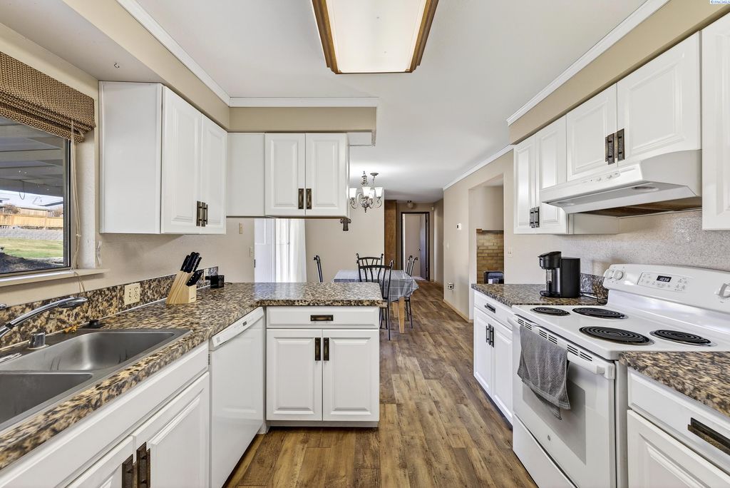 Photo of 833 Taylor St, Sunnyside, WA 98944 (MLS # 289741)