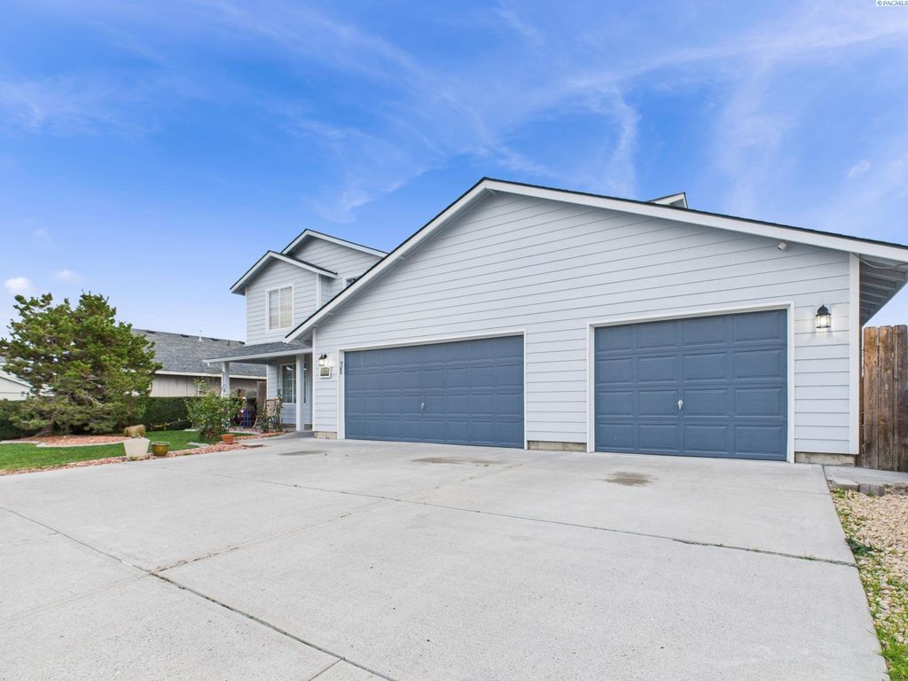 Photo of 8208 Lopez Dr, Pasco, WA 99301 (MLS # 289522)
