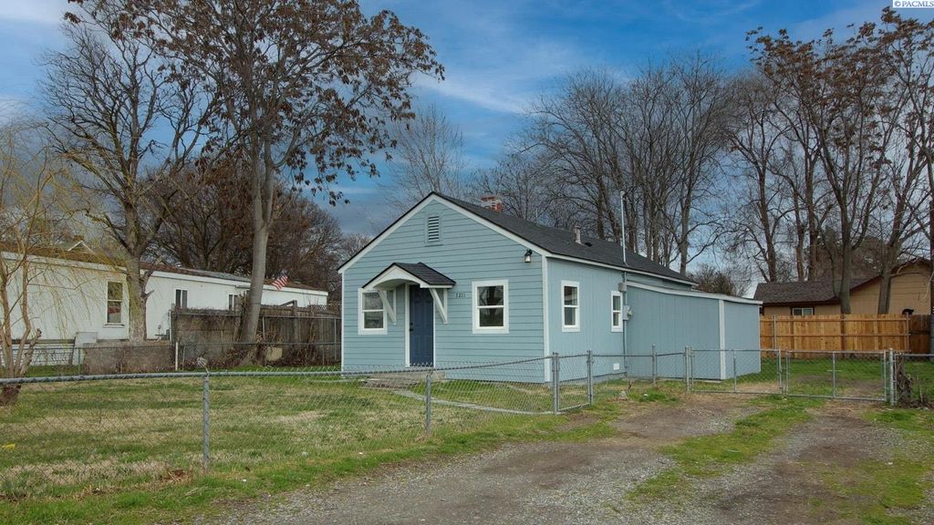 Photo of 1211 S Washington Street, Kennewick, WA 99337 (MLS # 290975)