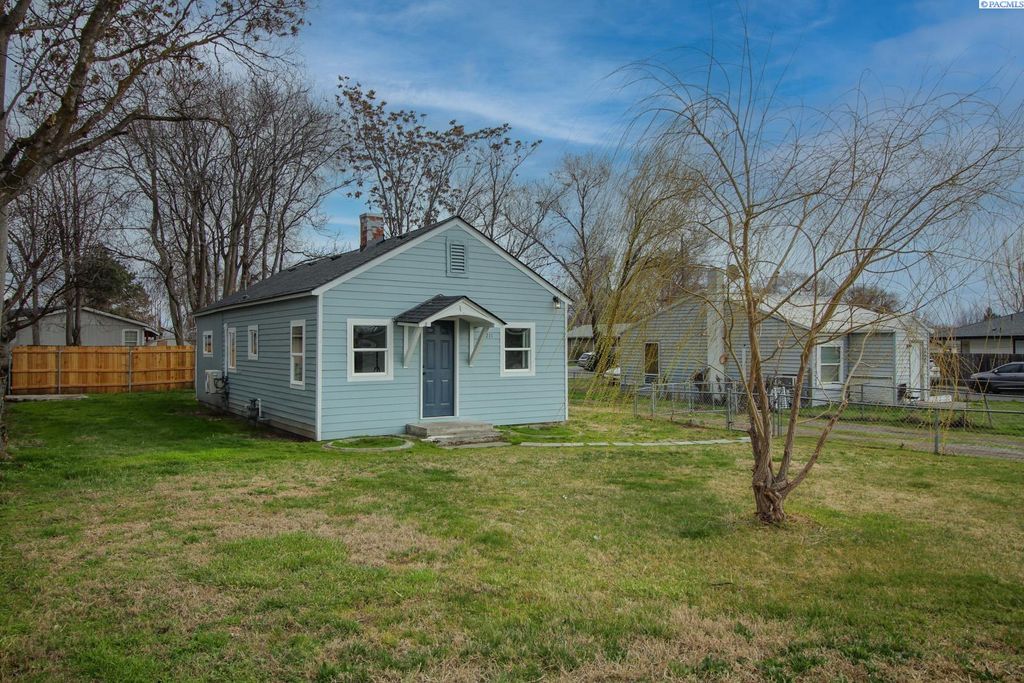 Photo of 1211 S Washington Street, Kennewick, WA 99337 (MLS # 290975)