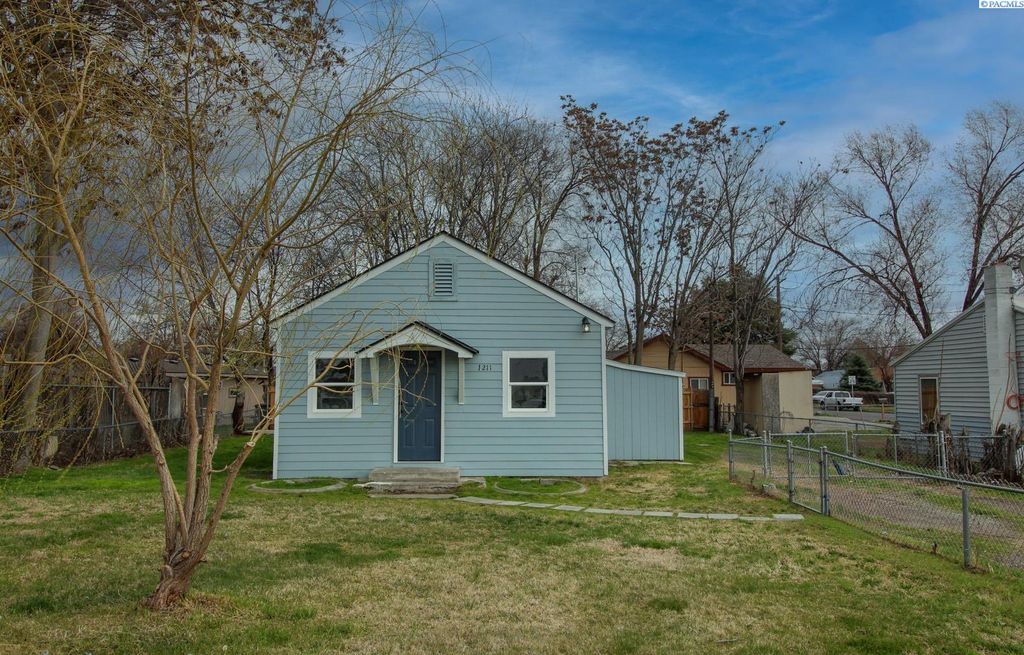 Photo of 1211 S Washington Street, Kennewick, WA 99337 (MLS # 290975)