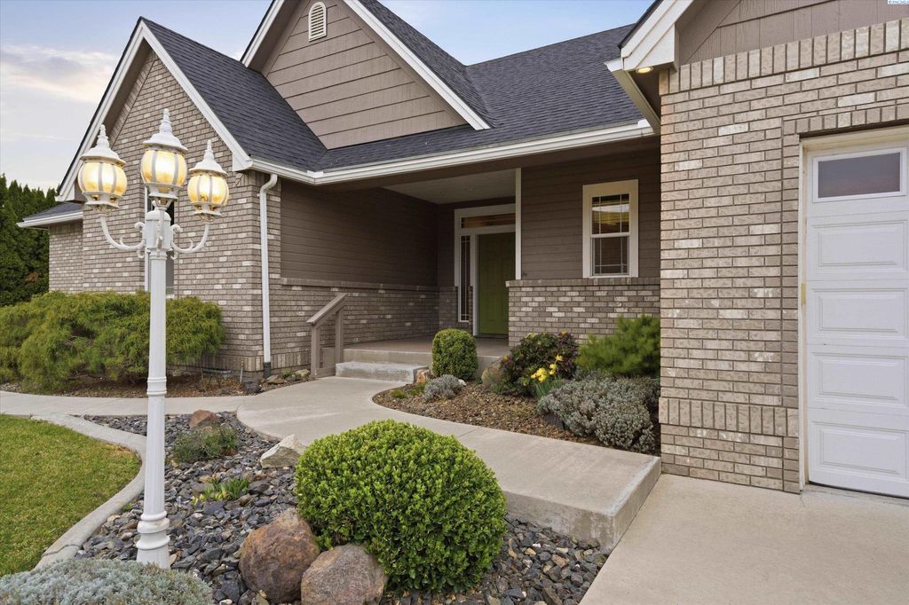 Photo of 1214 Mustang Ct, Prosser, WA 99350 (MLS # 291193)