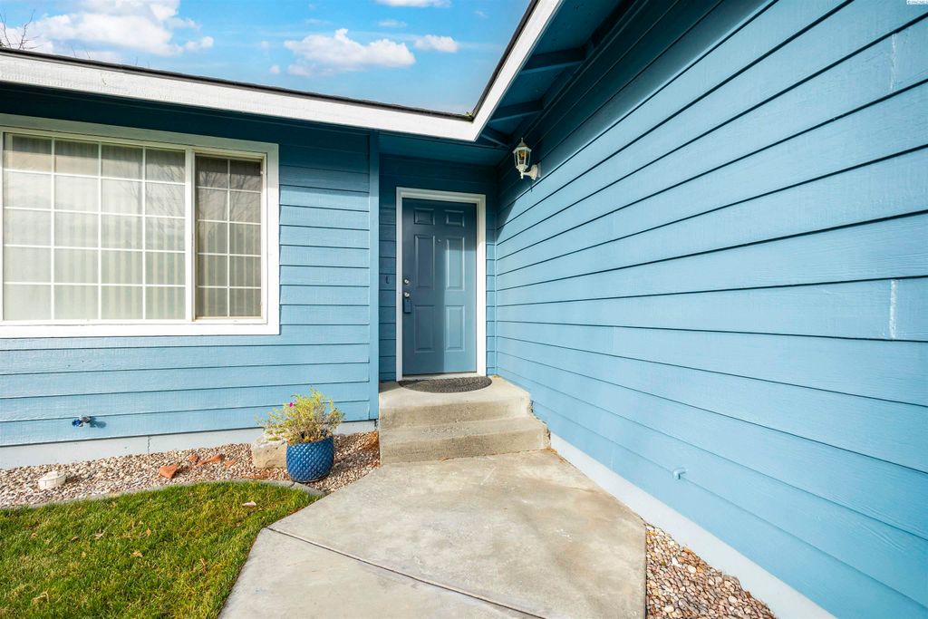 Photo of 312 Wenas Ct, Richland, WA 99352 (MLS # 289365)