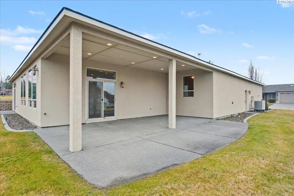 Photo of 2815 Riverbend Dr, Richland, WA 99353 (MLS # 290509)