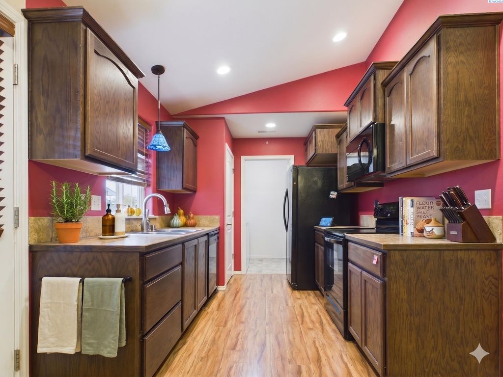 Photo of 3511 Estrella Dr, Pasco, WA 99301 (MLS # 292367)