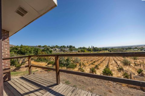 Photo of 1381 W Riverside Ave, Sunnyside, WA 98944 (MLS # 291143)