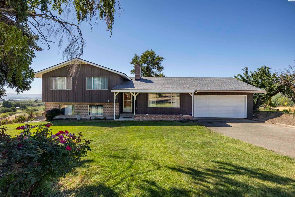 Photo of 1381 W Riverside Ave, Sunnyside, WA 98944 (MLS # 291143)