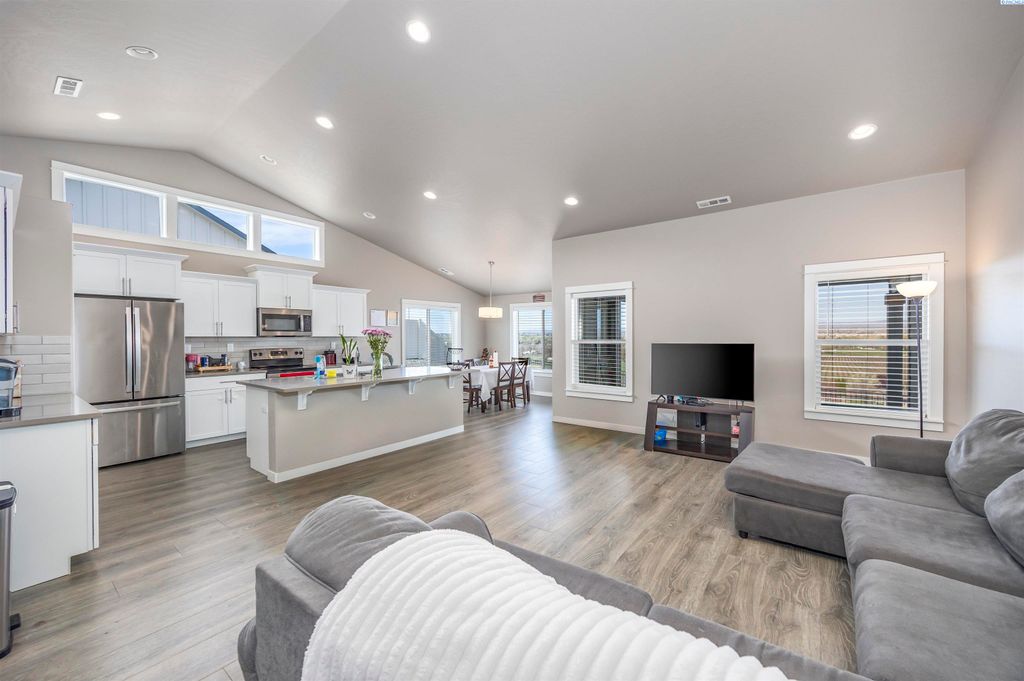 Photo of 1419 SW Kelandren Drive, Prosser, WA 99350 (MLS # 291686)