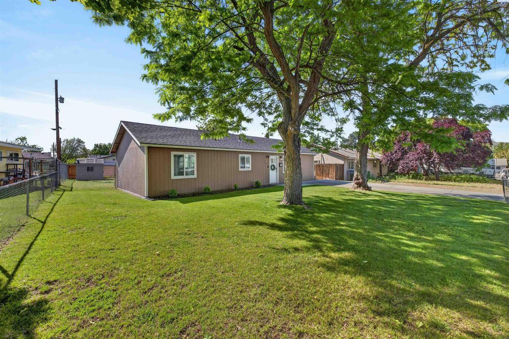 Photo of 2405 Dover St, Richland, WA 99352 (MLS # 292749)
