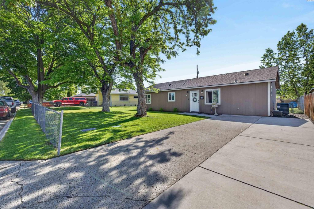 Photo of 2405 Dover St, Richland, WA 99352 (MLS # 292749)