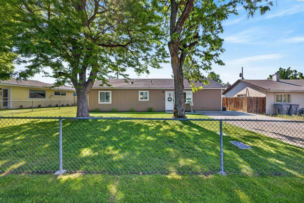 Photo of 2405 Dover St, Richland, WA 99352 (MLS # 292749)