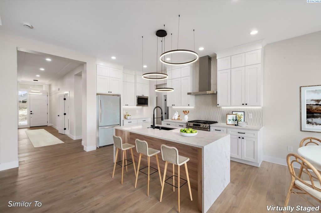 Photo of 3702 Allison Way #197, Richland, WA 99352 (MLS # 290100)