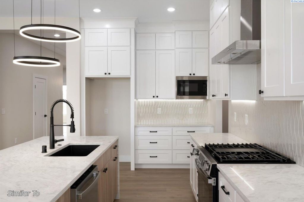 Photo of 3702 Allison Way #197, Richland, WA 99352 (MLS # 290100)