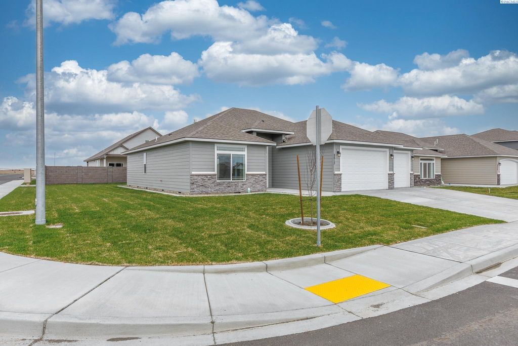 Photo of 8705 Dusty Maiden Dr, Pasco, WA 99301 (MLS # 289432)