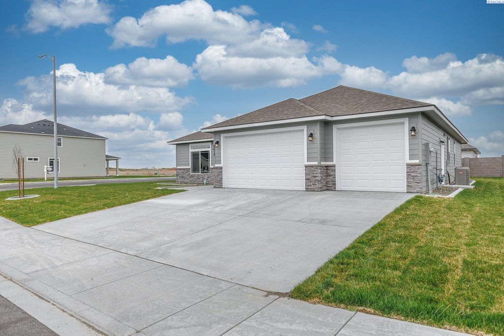 Photo of 8705 Dusty Maiden Dr, Pasco, WA 99301 (MLS # 289432)