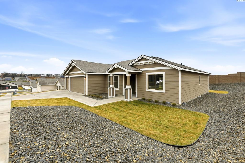 Photo of 2888 S Roosevelt St, Kennewick, WA 99338 (MLS # 291910)