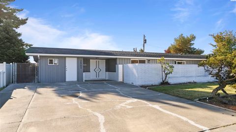 Photo of 2521 W Entiat Ave, Kennewick, WA 99336 (MLS # 288345)