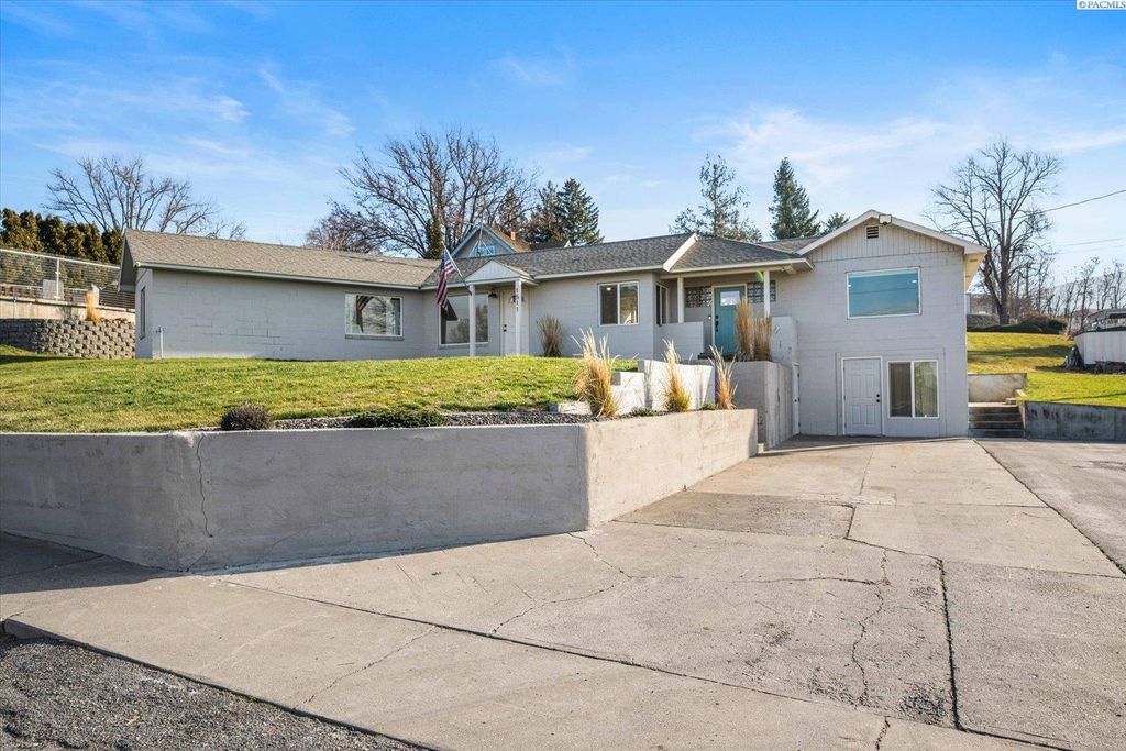 Photo of 1511 Bennett Ave, Prosser, WA 99350 (MLS # 290173)