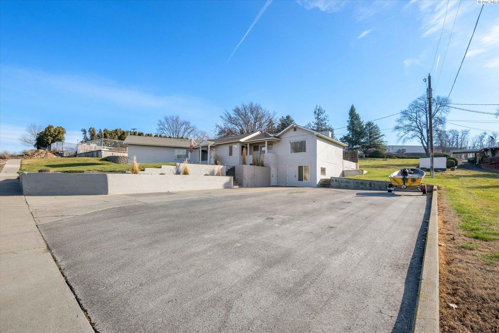 Photo of 1511 Bennett Ave, Prosser, WA 99350 (MLS # 290173)