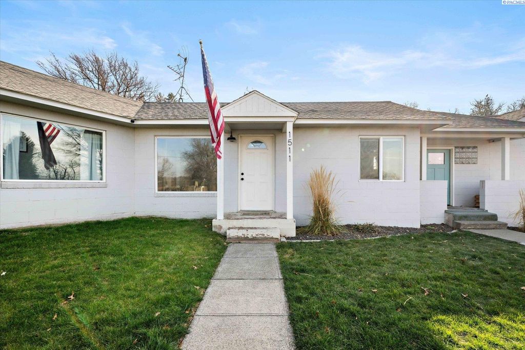 Photo of 1511 Bennett Ave, Prosser, WA 99350 (MLS # 290173)