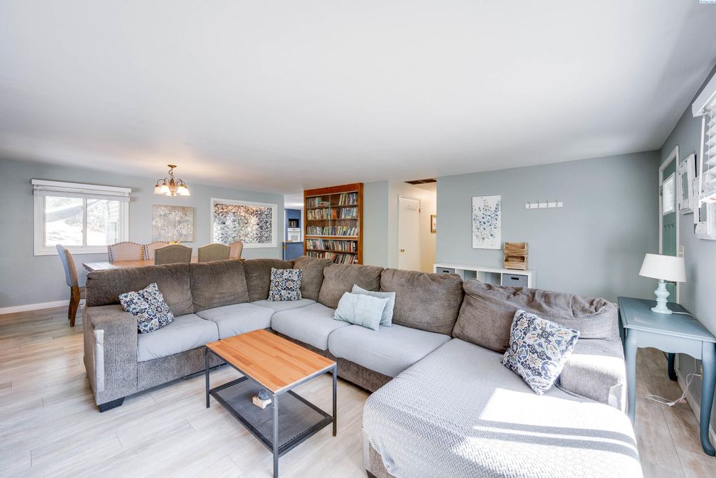 Photo of 500 NW Polaris St, Pullman, WA 99163 (MLS # 288028)