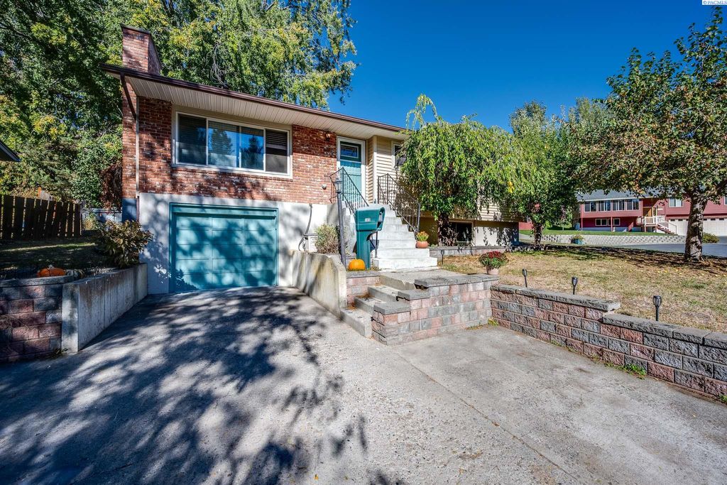 Photo of 500 NW Polaris St, Pullman, WA 99163 (MLS # 288028)