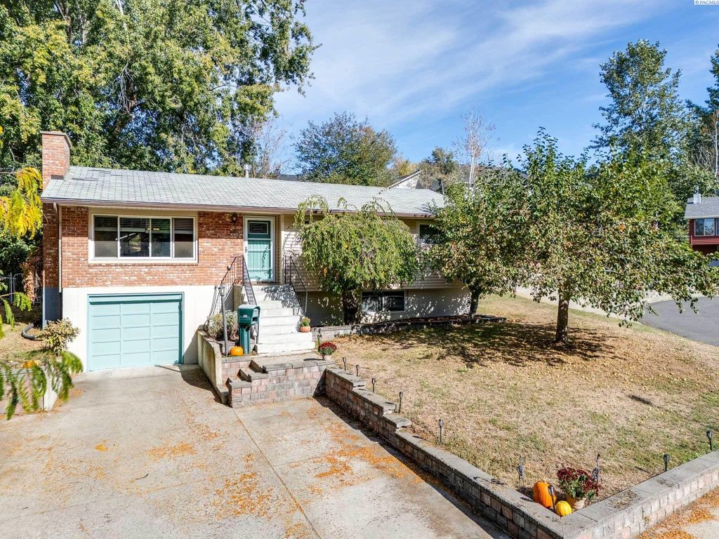 Photo of 500 NW Polaris St, Pullman, WA 99163 (MLS # 288028)