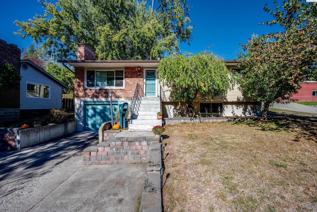 Photo of 500 NW Polaris St, Pullman, WA 99163 (MLS # 288028)