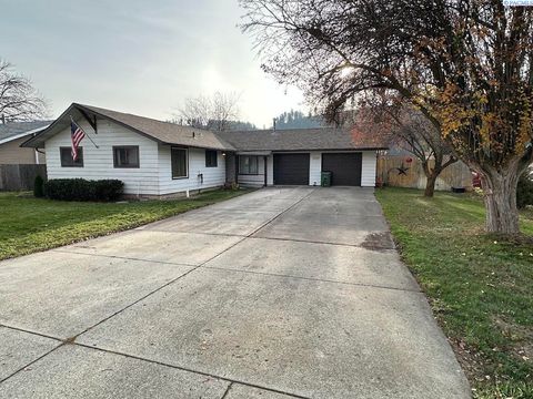 Photo of 2002 N Cedar St, Colfax, WA 99111 (MLS # 289033)