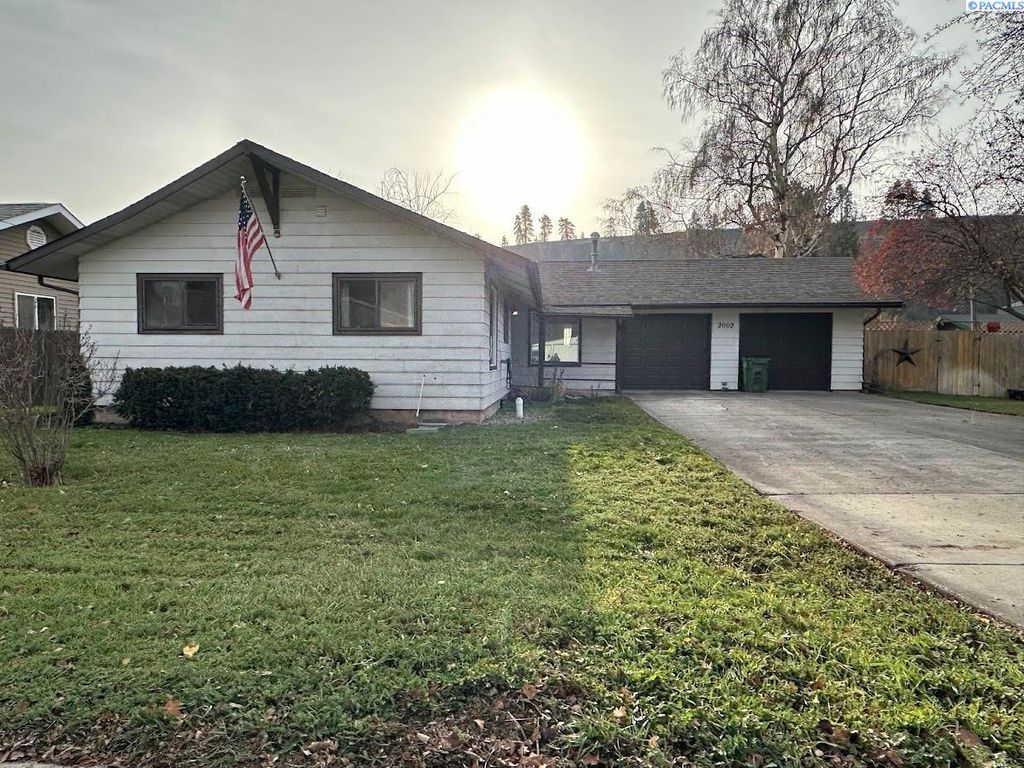 Photo of 2002 N Cedar St, Colfax, WA 99111 (MLS # 289033)
