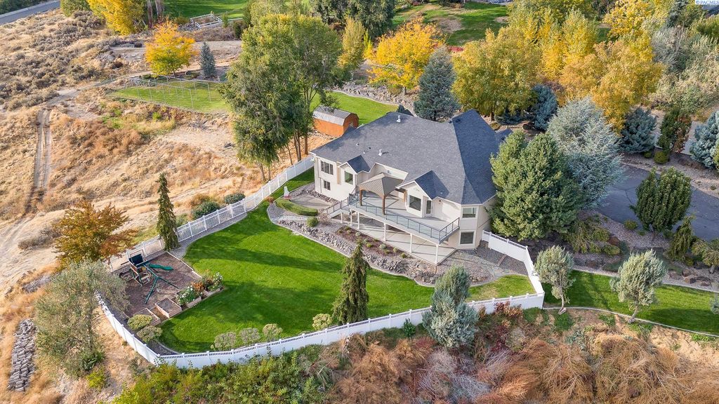 Photo of 241 Kristen Ln, Kennewick, WA 99338 (MLS # 288307)